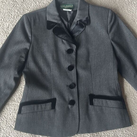 Harve Bernard by Bernard Holtzman Petite Velvet Trimmed Blazer! - Picture 1 of 10